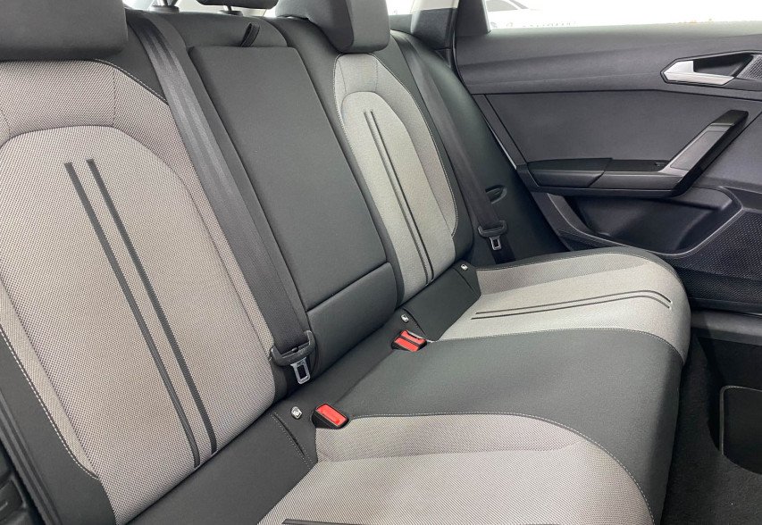 SEAT LEON 2022 білий