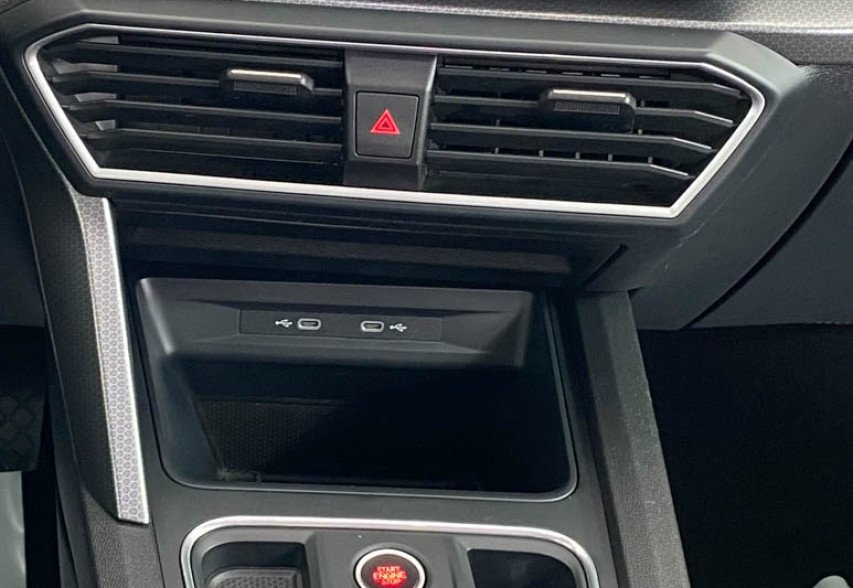 SEAT LEON 2022 білий