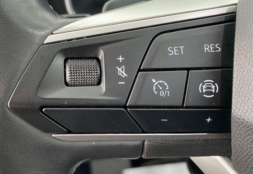 SEAT LEON 2022 білий