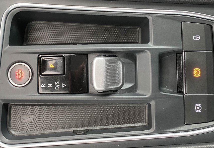 SEAT LEON 2022 білий
