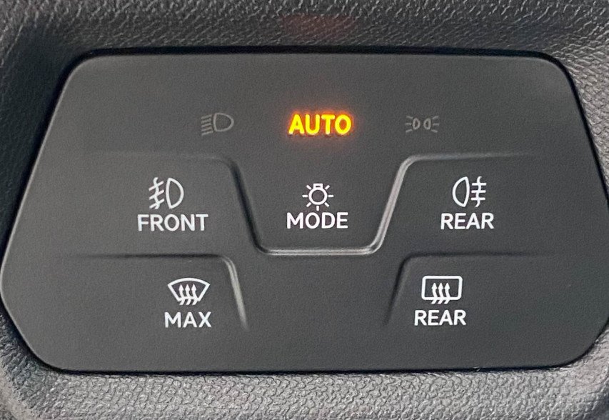 SEAT LEON 2022 білий