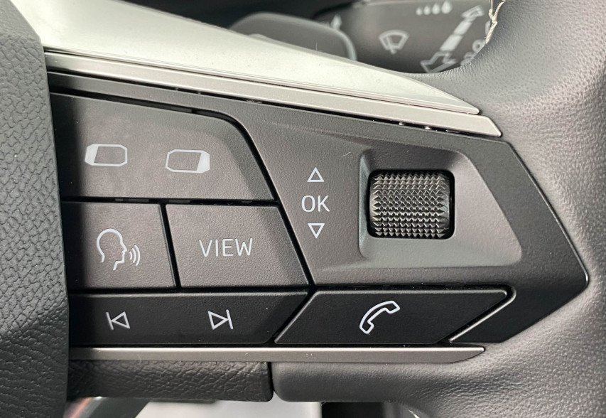 SEAT LEON 2022 білий