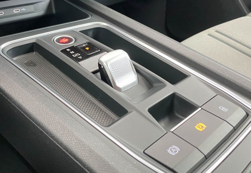 SEAT LEON 2022 білий