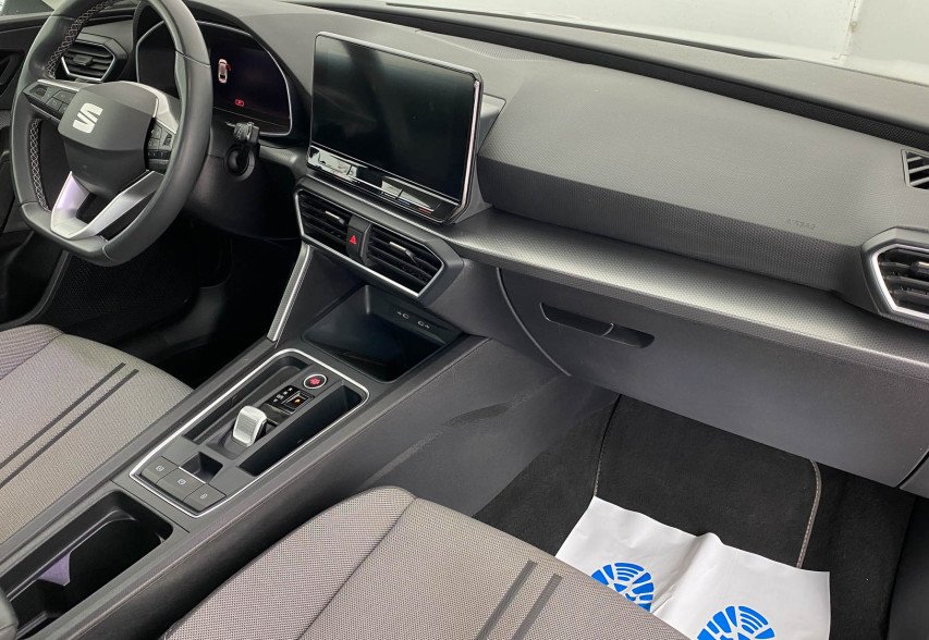 SEAT LEON 2022 білий
