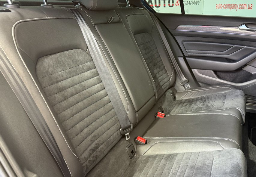 Volkswagen Passat B8 2020 синій