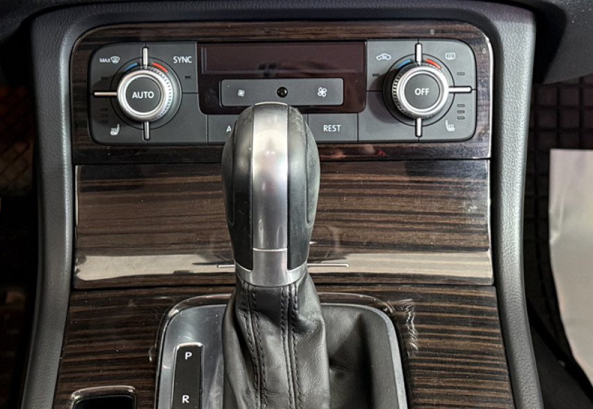 Volkswagen Touareg  2014 чорний