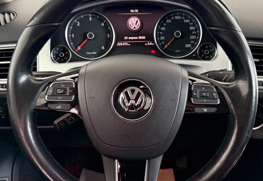 Volkswagen Touareg  2014 чорний