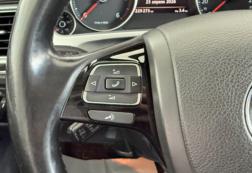 Volkswagen Touareg  2014 чорний