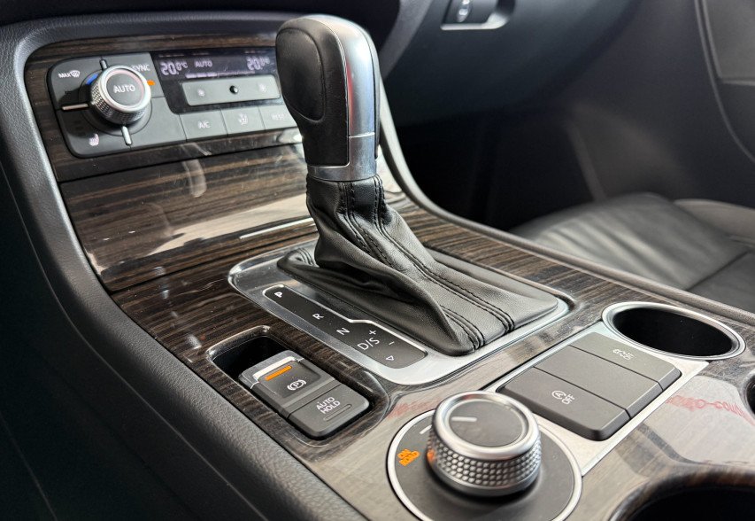 Volkswagen Touareg  2014 чорний