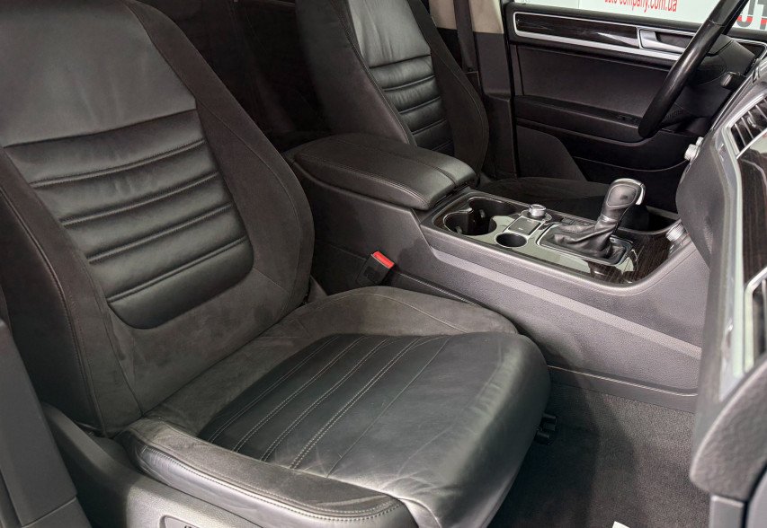 Volkswagen Touareg  2014 чорний