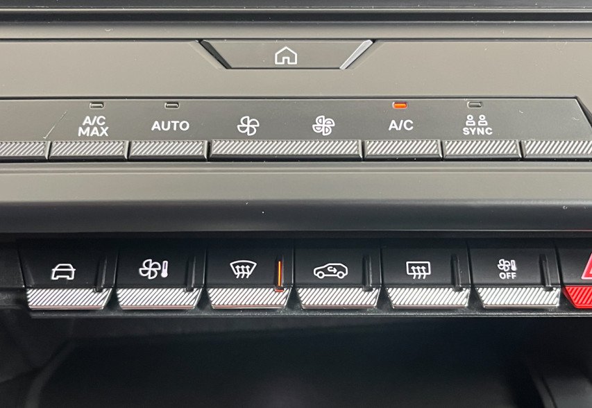Peugeot 308 2022 чорний
