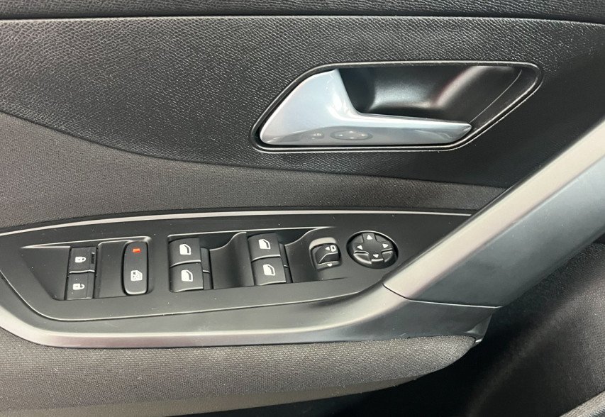 Peugeot 308 2022 чорний