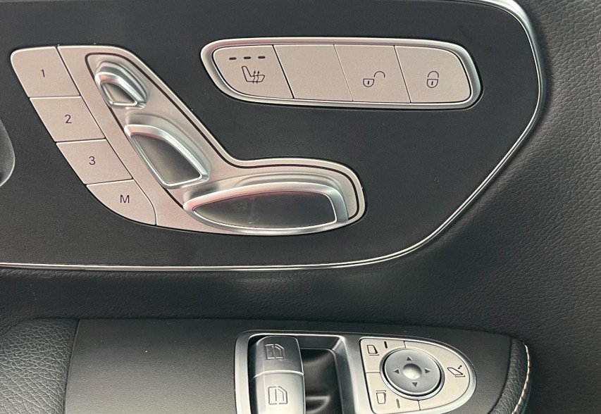 Mercedes-Benz EQV 300 2022 чорний