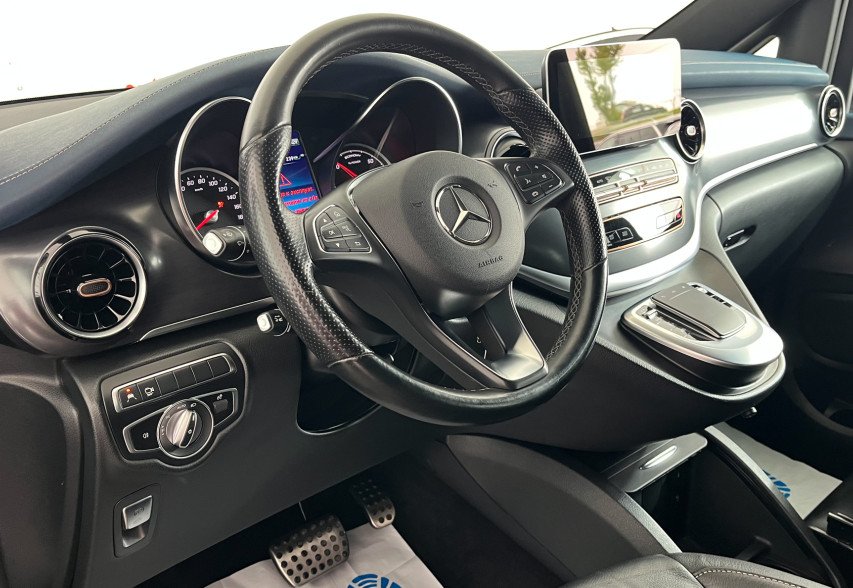 Mercedes-Benz EQV 300 2022 чорний