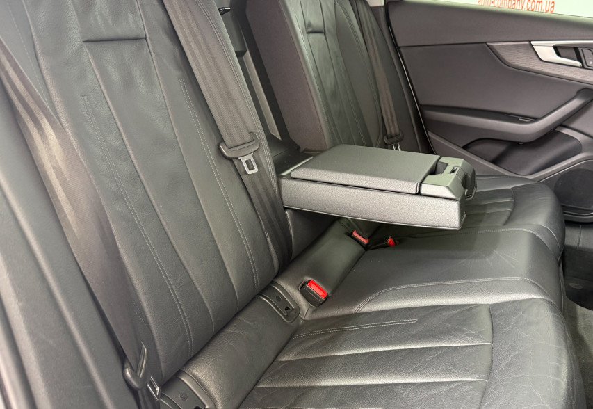 AUDI A4 2016 білий