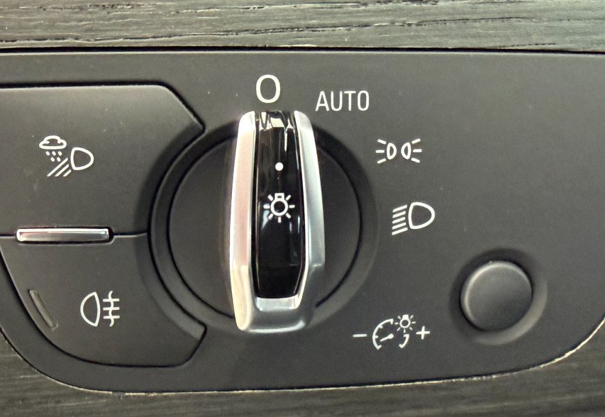 AUDI A4 2016 білий