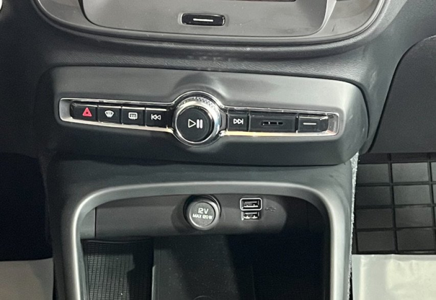 Volvo XC40 2024 Чорний