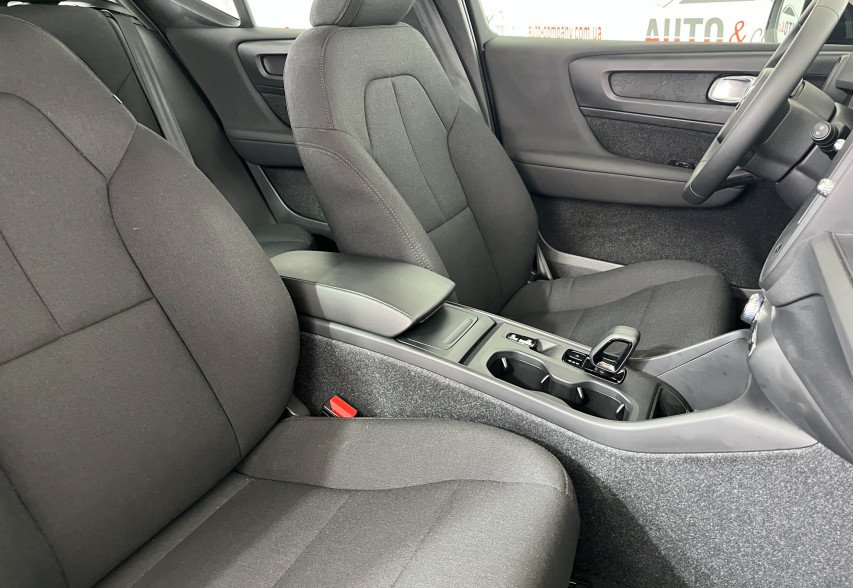 Volvo XC40 2024 Чорний