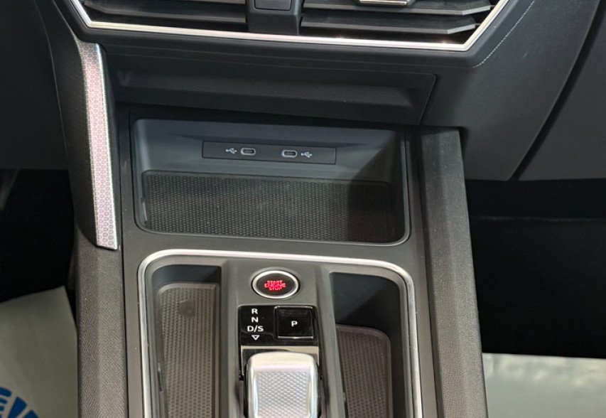 Seat Leon 2022 Чорний
