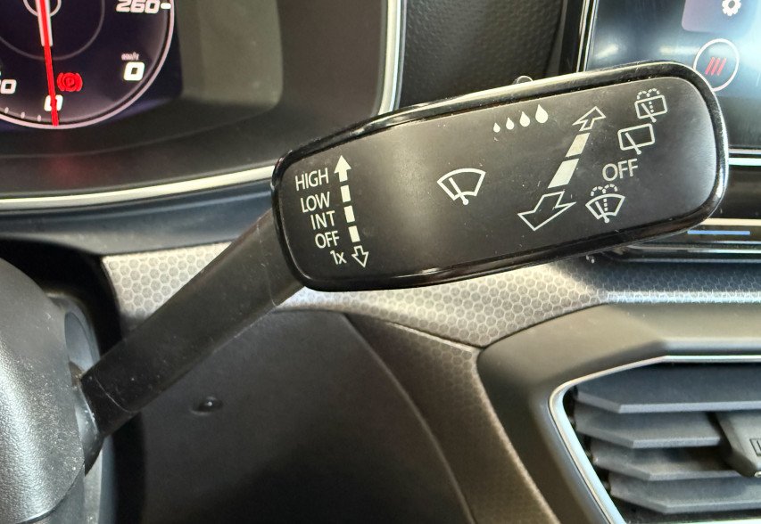 Seat Leon 2022 Чорний