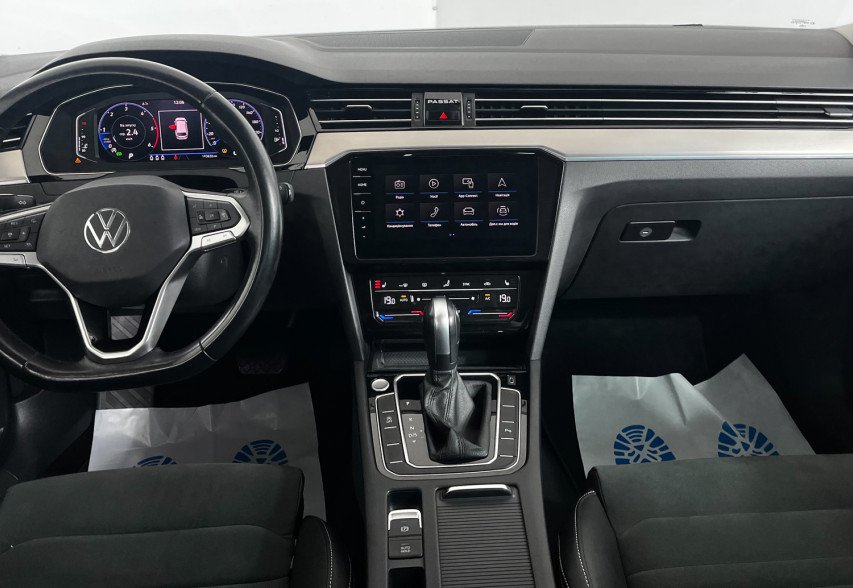 Volkswagen Passat B8 2021 синій