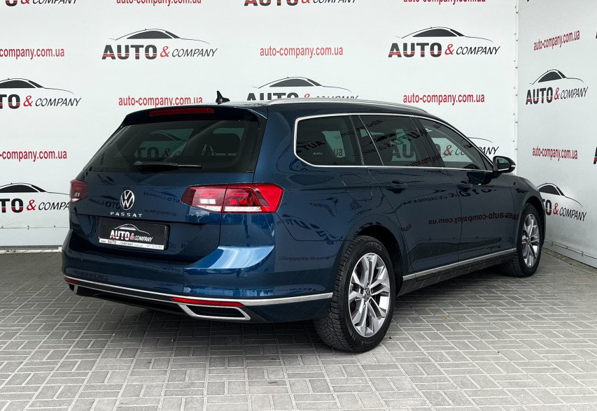 Volkswagen Passat B8 2021 синій