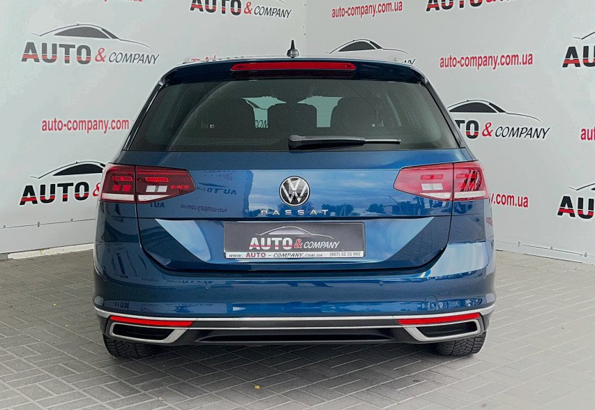 Volkswagen Passat B8 2021 синій