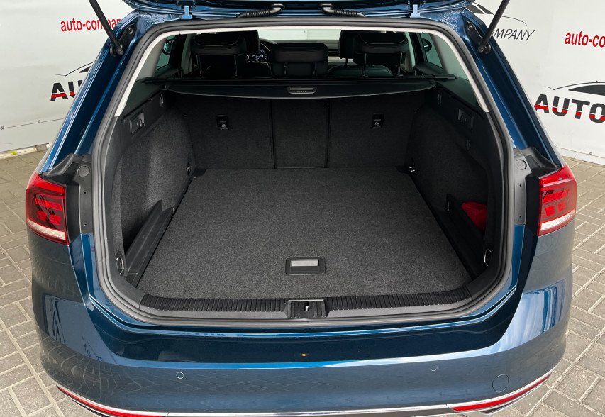 Volkswagen Passat B8 2021 синій