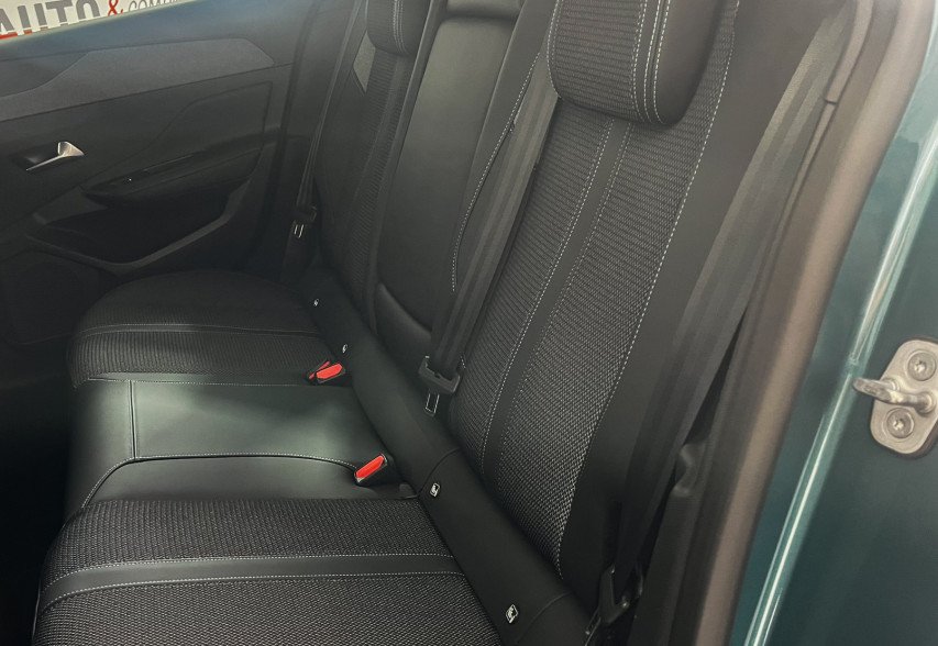 Peugeot 308 2022 зелений