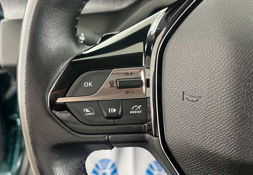 Peugeot 308 2022 зелений