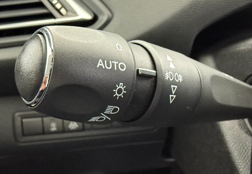 Peugeot 308 2019 синій
