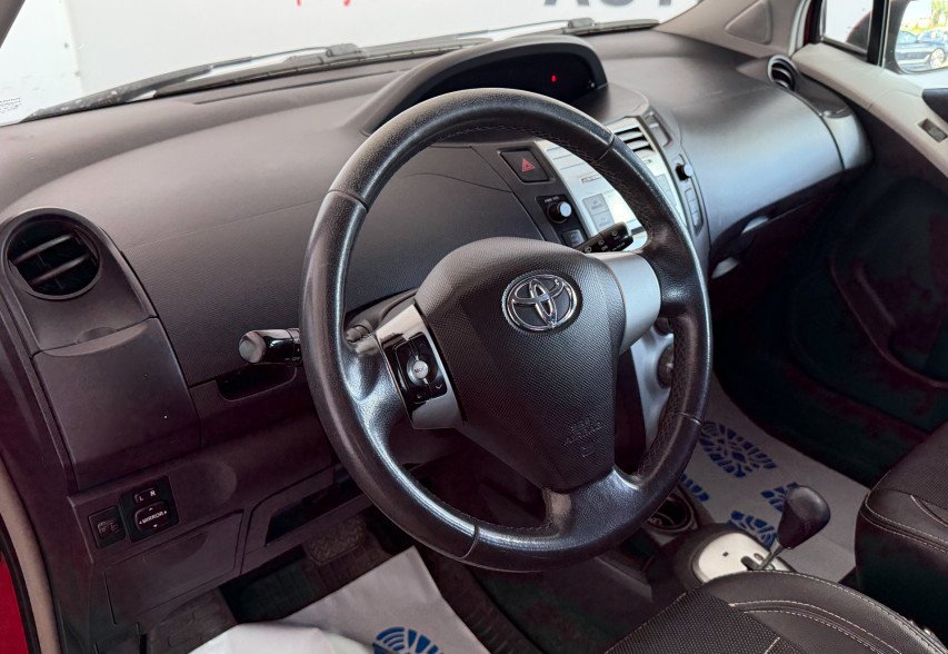 Toyota Yaris  2008 червоний