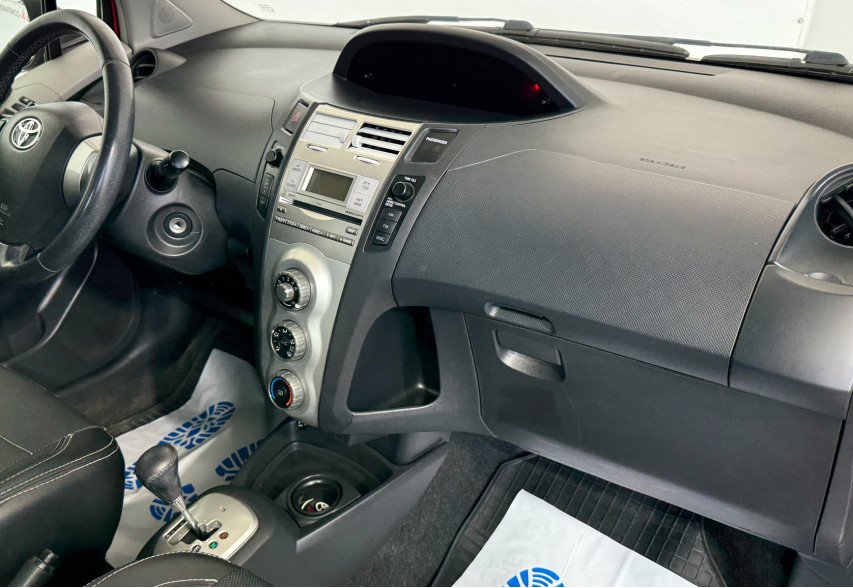 Toyota Yaris  2008 червоний