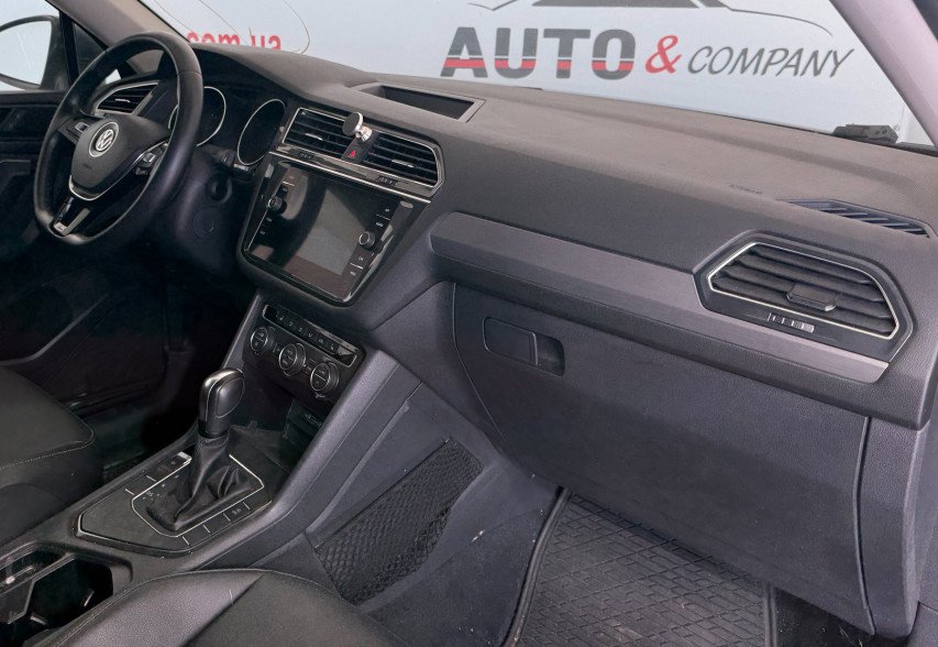Volkswagen Tiguan 2020 чорний