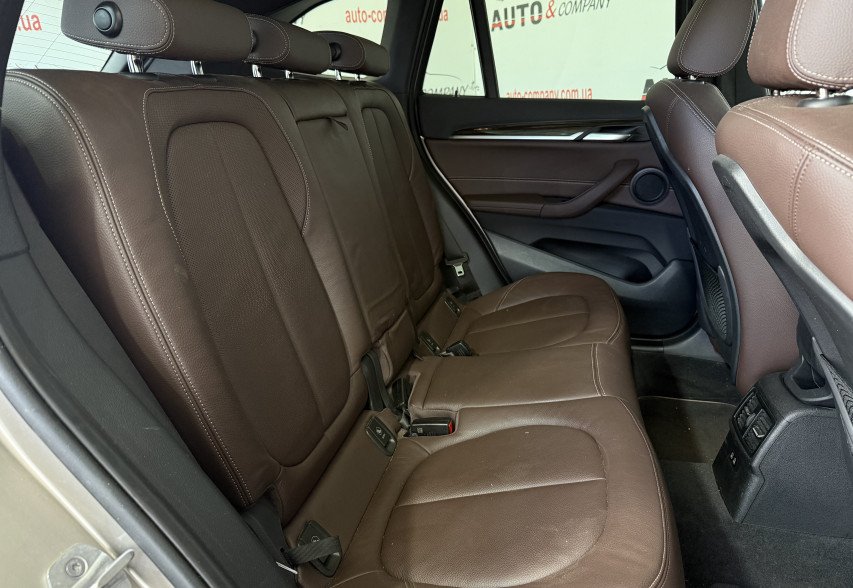 BMW X1 2021 Коричневий