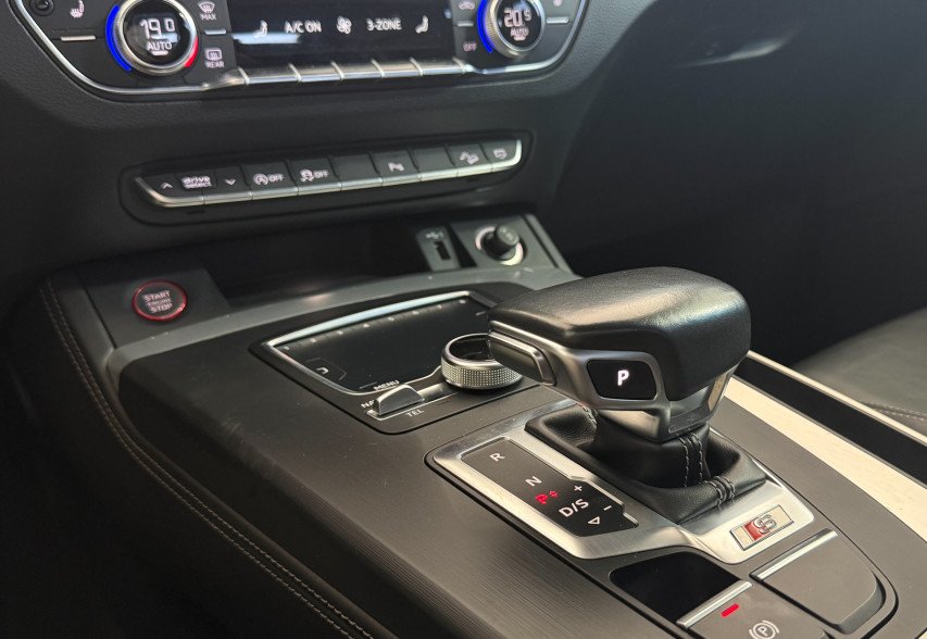 Audi SQ5 2018 Чорний