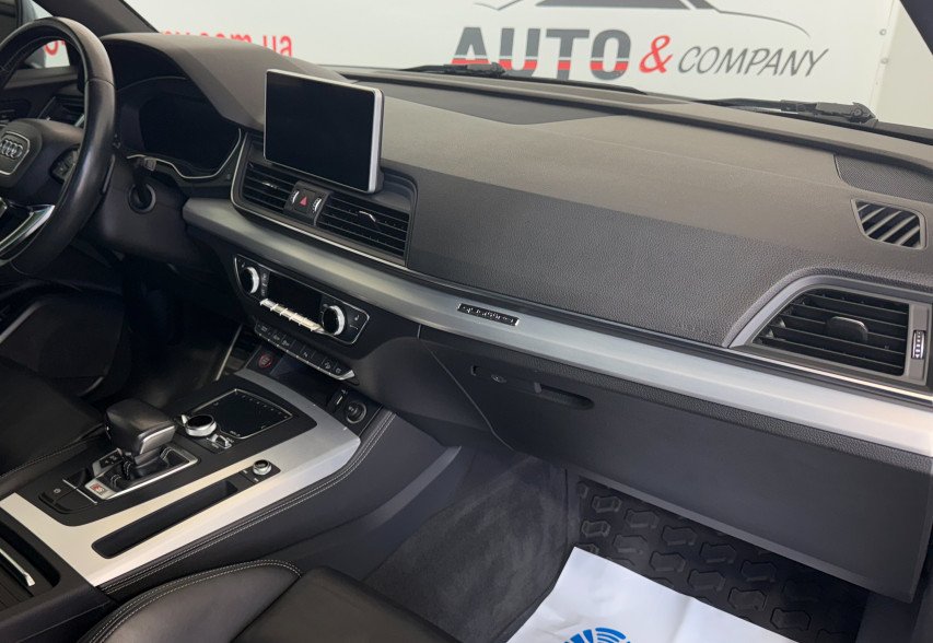 Audi SQ5 2018 Чорний