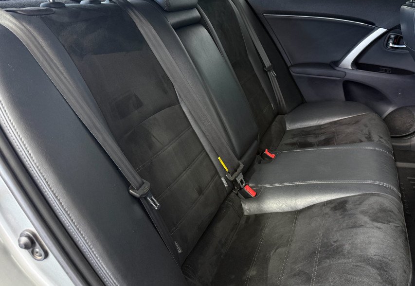 Toyota Avensis 2012 Сірий