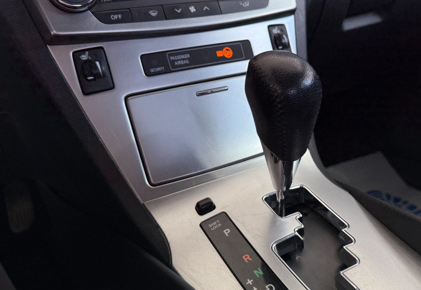 Toyota Avensis 2012 Сірий