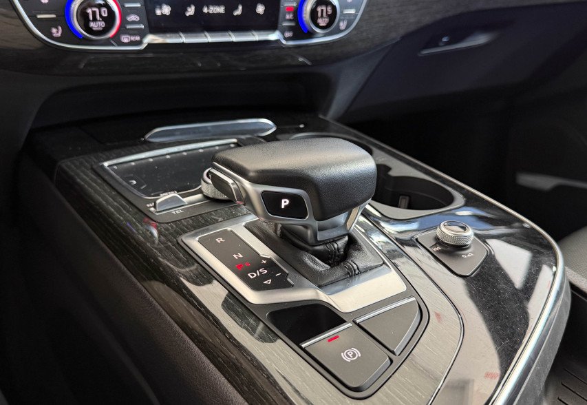 Audi Q7 2018 Чорний