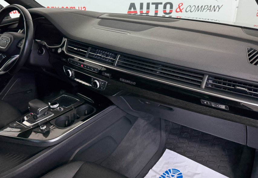 Audi Q7 2018 Чорний